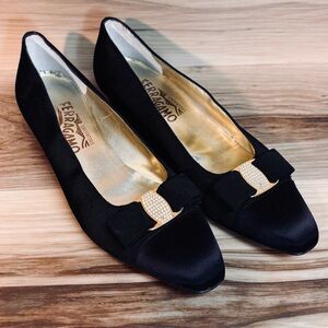 Salvatore Ferragamo Vara Bow Rhinestone Black Satin Pumps Size 8.5 AA